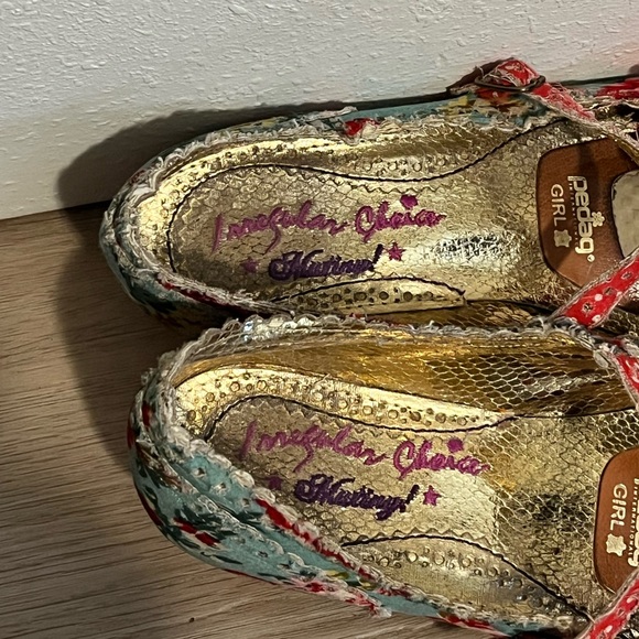 Floral Mary Jane Shoes with Red and Blue Accents - Picture 4 of 5